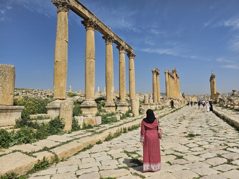 Colonnaded Street, Jerash Ruins, Jordan | © The Veiled Explorer
